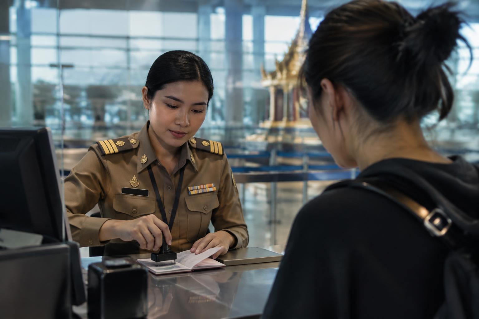 เจ้าหน้าที่ตรวจคนเข้าเมืองประทับ Re-entry Permit ในหนังสือเดินทาง