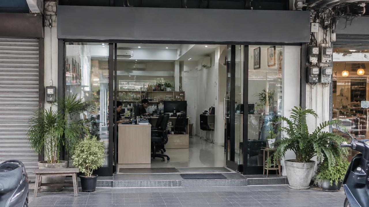 Small office frontage with a real working area for a premises inspection